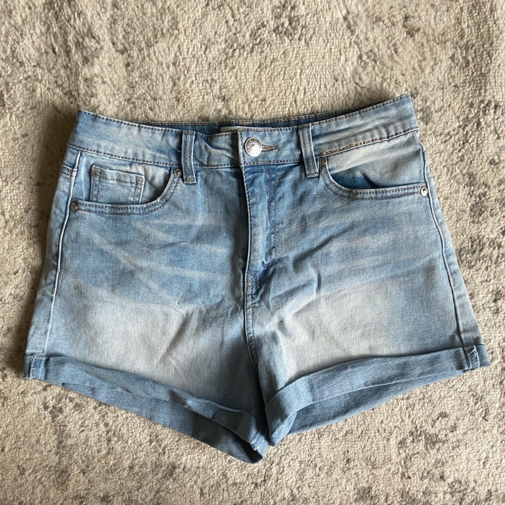 🟣 High waisted light wash denim shorts